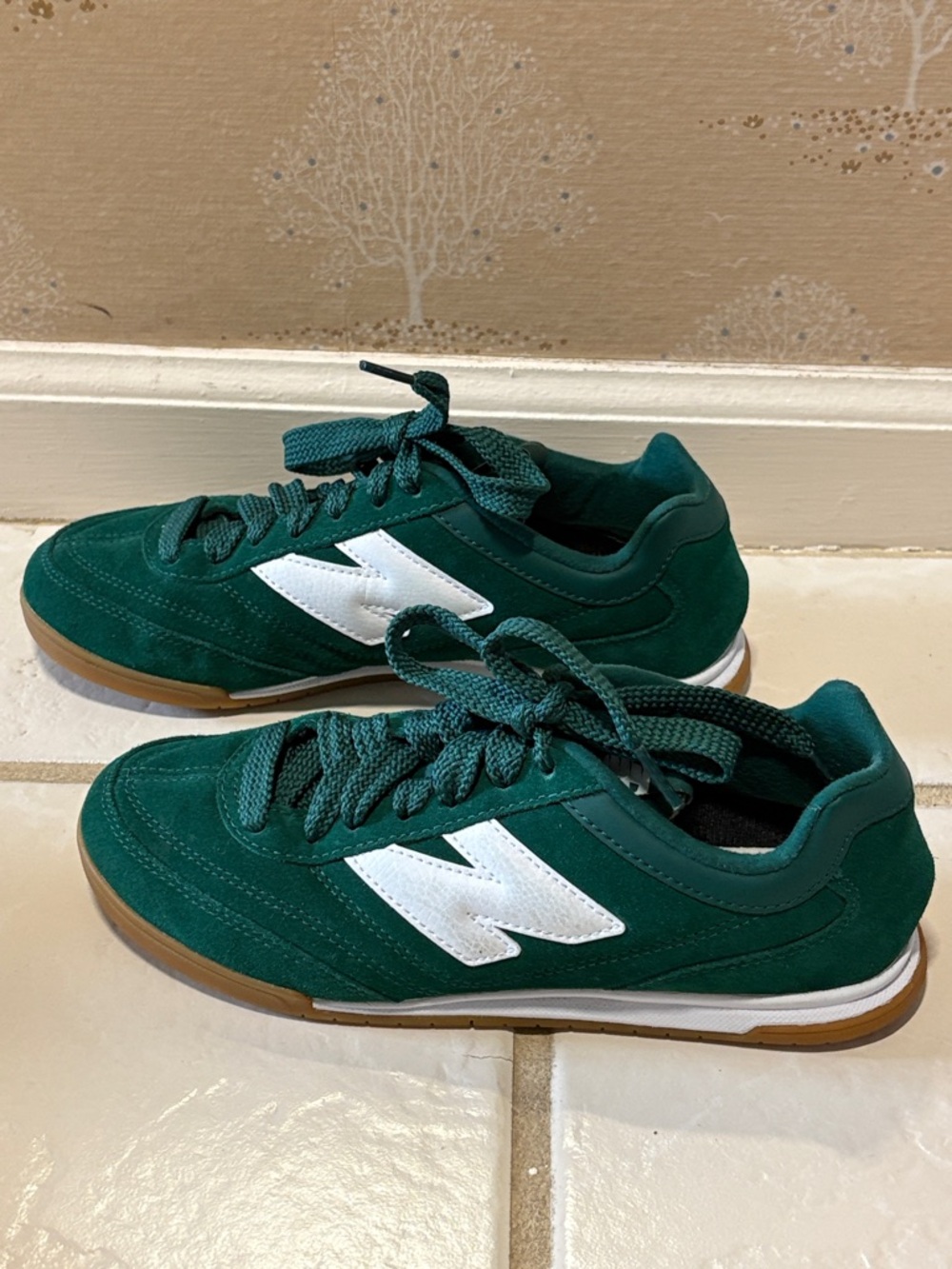 Super RARE New Balance Womens Green Suede Athletic Sneakers with White Accent - Picture 4 of 8